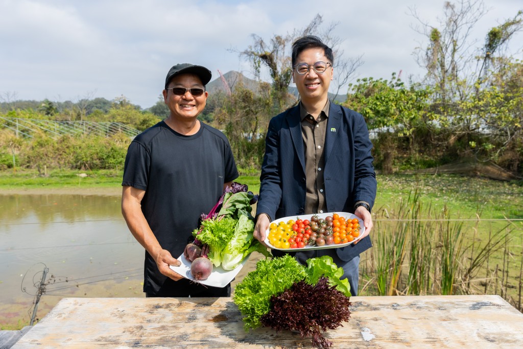 美心集團供應鏈管理總監區晉禮（右）及鴻日農莊主理人黃展明（左）展示利用餐前廚餘製成酵素種出的作物。