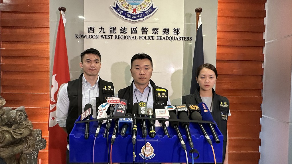 西九龍總區刑事部署理高級警司賈錦林（中）。劉漢權攝