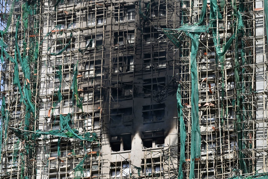 大廈外牆的保護網全被燒毀。蘇正謙攝 大廈外牆的保護網全被燒毀。蘇正謙攝