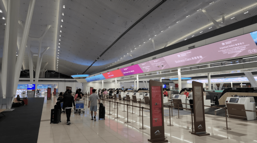 已預訂行程的旅客如常登機出發，未有因地震而打消赴日行程。黎志偉攝