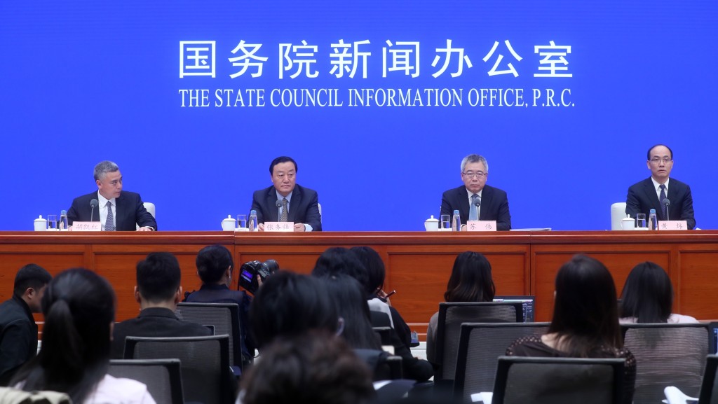 2019年張務鋒（左二）出席《中國的糧食安全》白皮書新聞發布會。 中新社