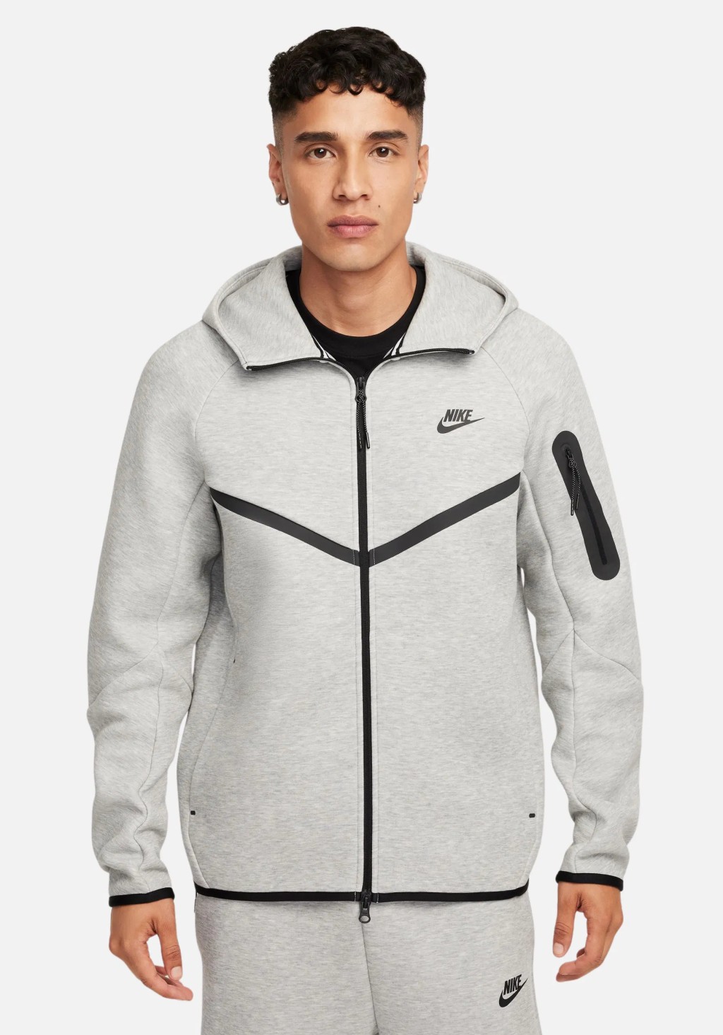 委內瑞拉總統馬杜羅所穿的NIKE TECH運動服成為熱話。 委內瑞拉總統馬杜羅所穿的NIKE TECH運動服成為熱話。