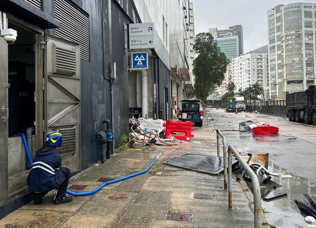 港燈工程人員在柴灣嘉業街附近變電站，協助清理積水。