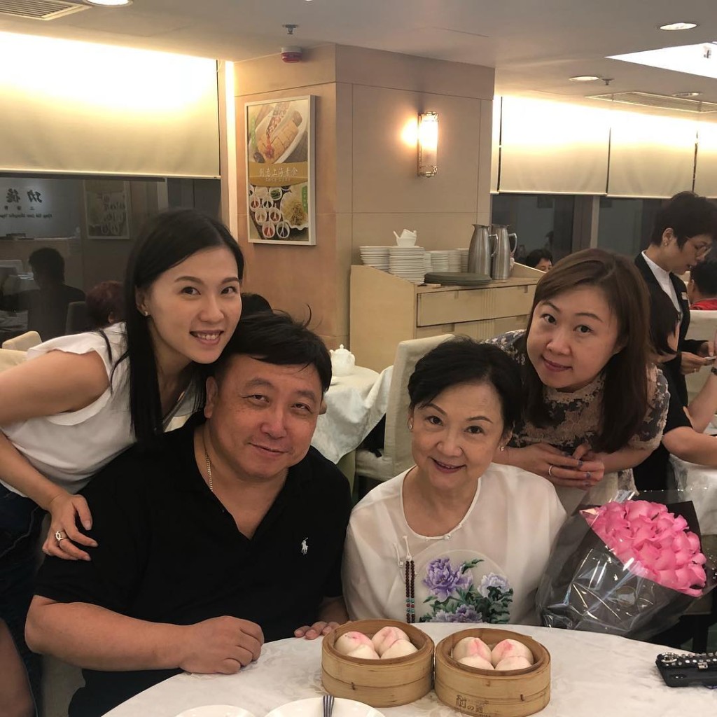 王晶一家人每逢生日都会一齐庆祝。
