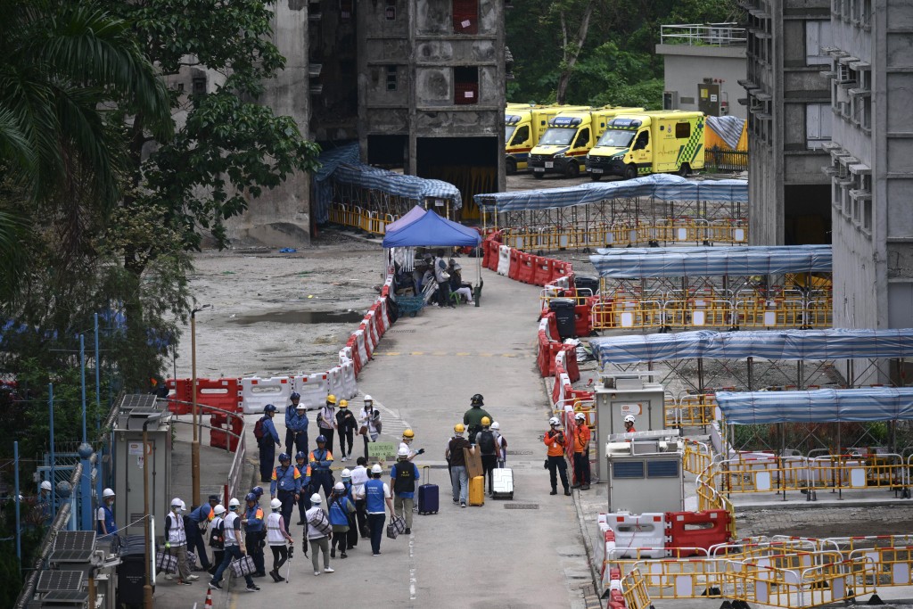 今次涉及多個政府部門及紀律部門共同協作，協助居民上樓執拾物品的同時，亦有幫手將重物抬回樓下。