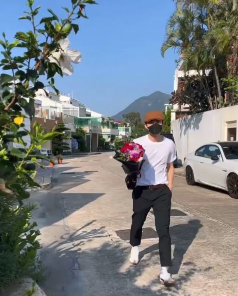 嘉洛拿著花專誠到來。