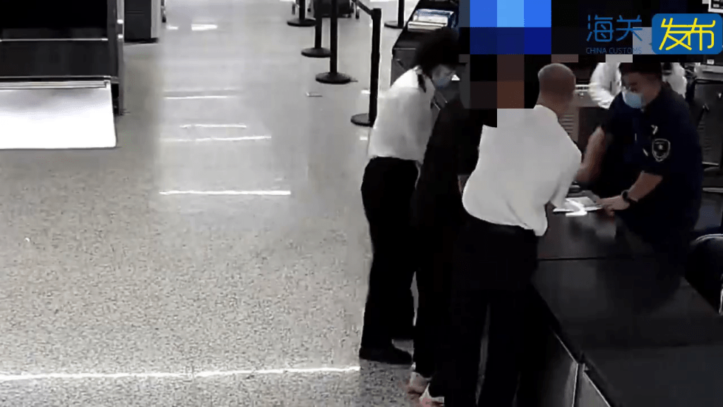 內地海關對黑衫男旅客進行截查。 海關發布 內地海關對黑衫男旅客進行截查。 海關發布