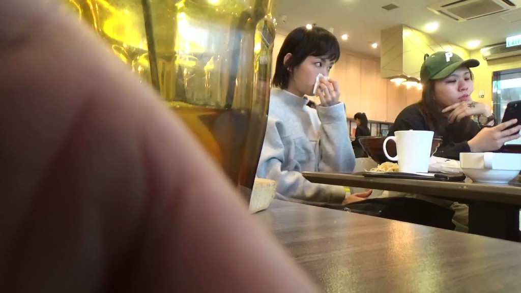 Glayds邊食邊抹鼻涕,真係辛苦。