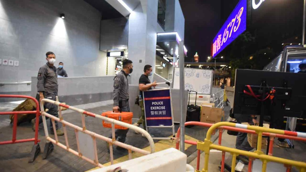 警方於會展站演習。