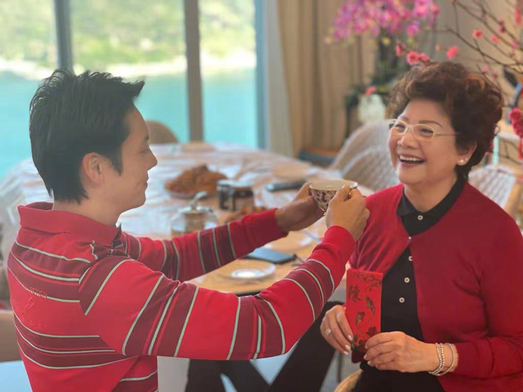 陳偉霆今年新年更跪地向母親敬茶。