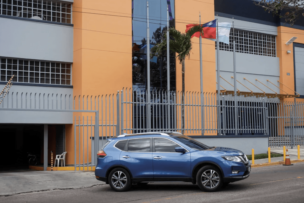 洪都拉斯副外交部長賈西亞周一在當地電視台頒令，台灣必須於30天內撤離位於洪國首都德古西加巴的大使館。路透社
