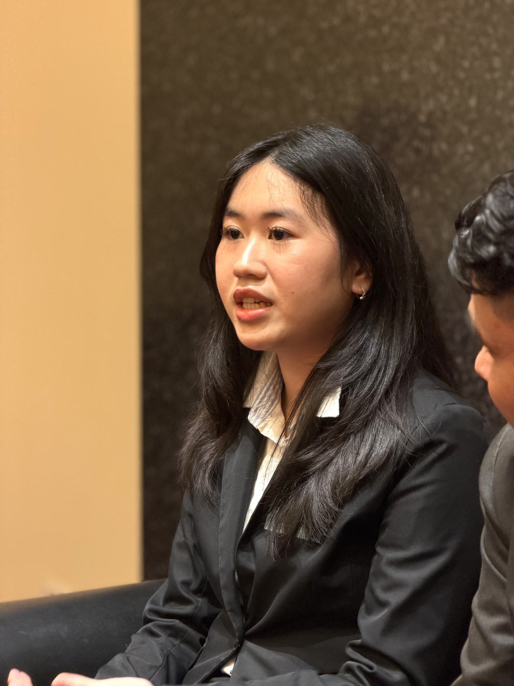 Stephanie指中學時期已夢想出國留學，尤其對商科感興趣，認為香港在商業及金融領域極具吸引力，形容香港是「絕佳之地」。佘丹薇攝