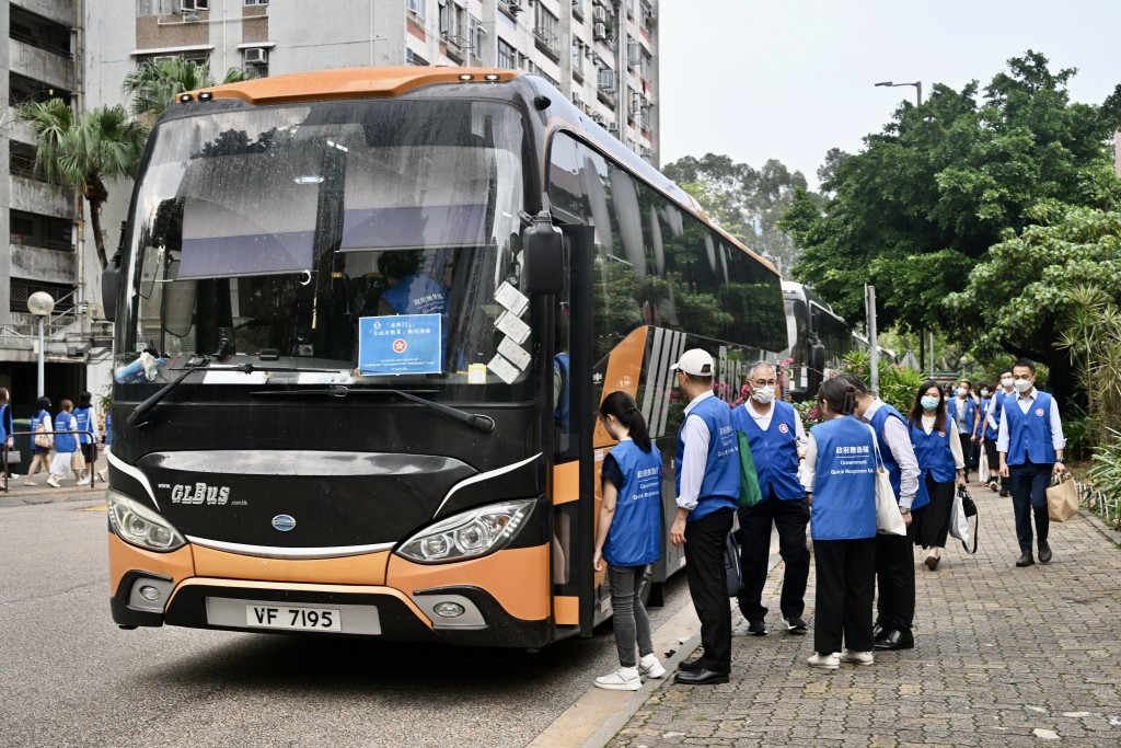上月22日举行的「达阵II」演练，相关人员登上政府物流服务署安排的旅游巴士，模拟出发到偏远行动地点。政府新闻处图片