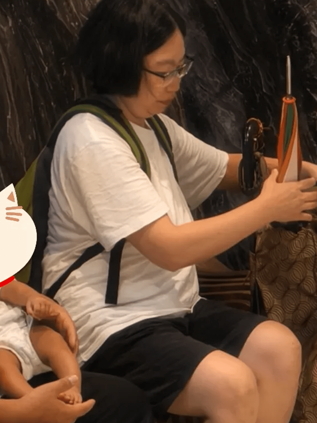女方穿著略顯寬鬆的白色短袖上衣及黑色短褲(相片來源:kaic_sweetie@Threads) 女方穿著略顯寬鬆的白色短袖上衣及黑色短褲(相片來源:kaic_sweetie@Threads)