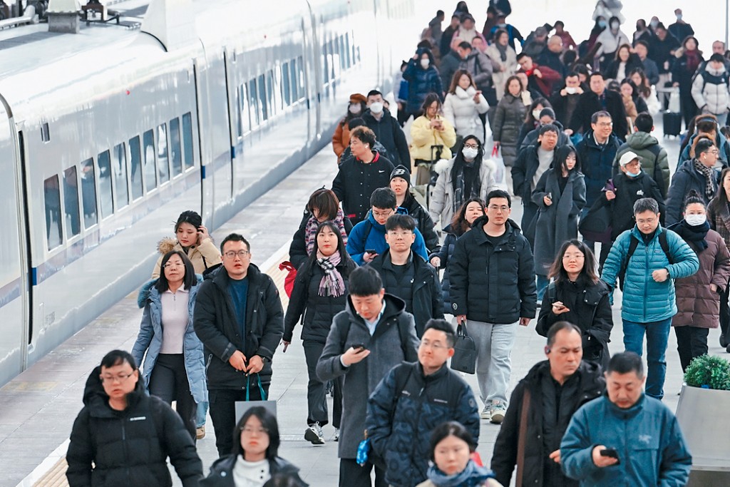 昨日旅客在南京火車站出行。