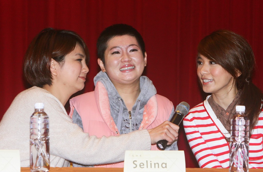 Selina（中）於2010年在內地拍劇期間，拍攝爆破戲份意外被燒傷。