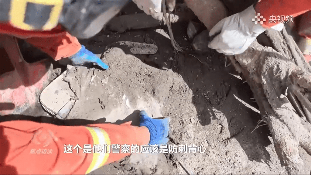 中方搜救隊災區尋獲逾800件遺物，網民感嘆道，「總要給家屬一個交代」。微博