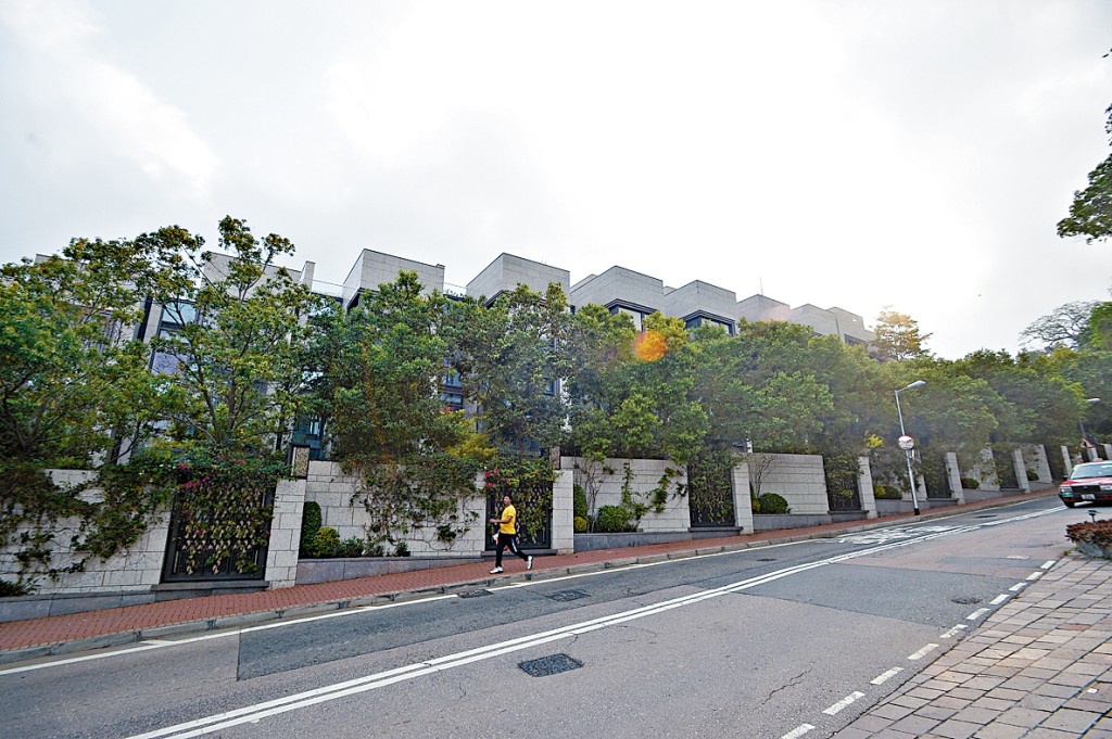 近期新盤大額成交不絕,新地旗下港島南區SHOUSON PEAK亦趁勢推出2座洋房標售。