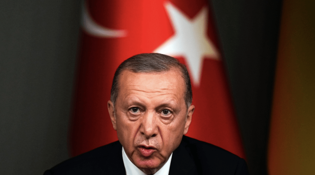 土耳其向以色列總理內塔尼亞胡等37名以色列高級官員簽發拘捕令,指控他們涉嫌在加沙地帶犯下「種族滅絕罪」及「反人類罪」。圖為土耳其總統埃爾多安。美聯社 土耳其向以色列總理內塔尼亞胡等37名以色列高級官員簽發拘捕令,指控他們涉嫌在加沙地帶犯下「種族滅絕罪」及「反人類罪」。圖為土耳其總統埃爾多安。美聯社