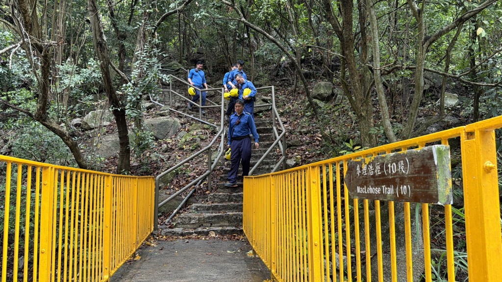 消防員登山搜索。