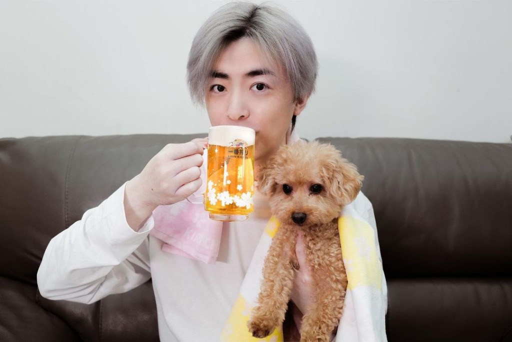 洪卓立及愛犬肥膏。