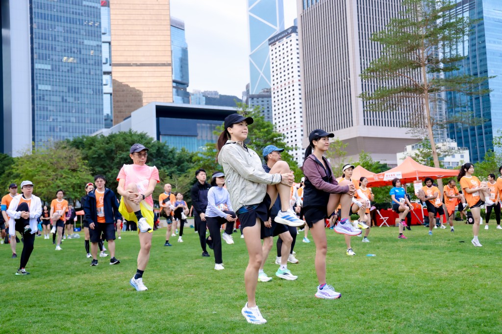 早上不少健兒齊集添馬公園,為起步做好充分熱身。圖片宣明會提供 早上不少健兒齊集添馬公園,為起步做好充分熱身。圖片宣明會提供