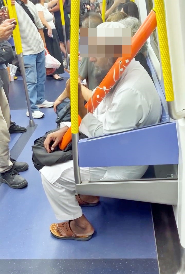 有「鼻屎怪」在港鐵出沒。一名男乘客在車廂 內沉浸式撩鼻屎後，把所出之物在眾目睽睽下 肆無忌憚地揩落身旁的扶手上。Threads截圖