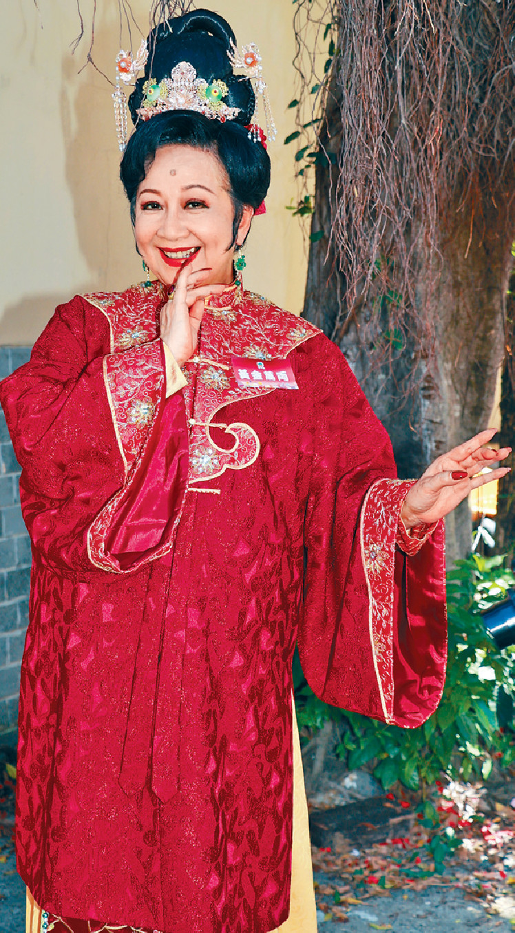 ■家燕姐呻夏天拍古装剧好辛苦。
