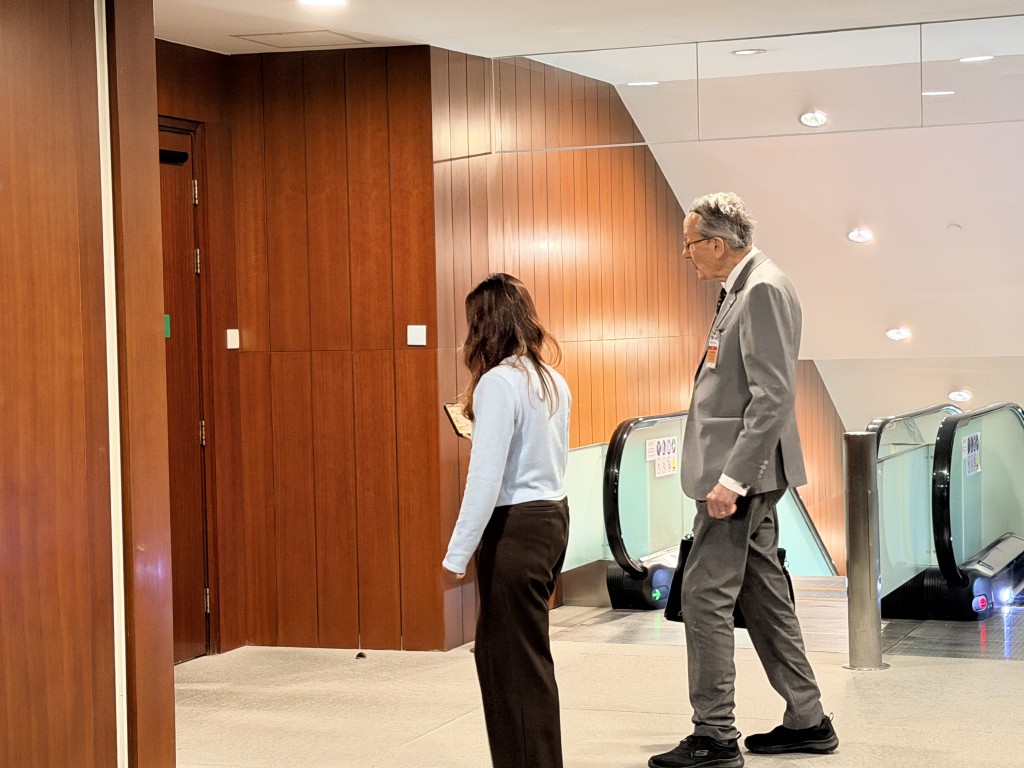 據了解，鮑磊會與主席李慧琼會面。