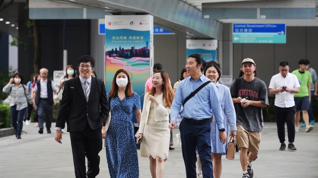 外界一直有聲音質疑現時每年極少公務員拿不到增薪點。