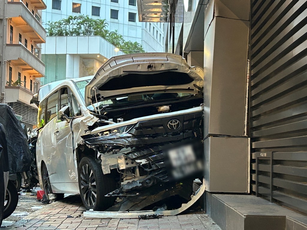 涉事白色七人車車頭嚴重損毀。曾志恆攝 涉事白色七人車車頭嚴重損毀。曾志恆攝