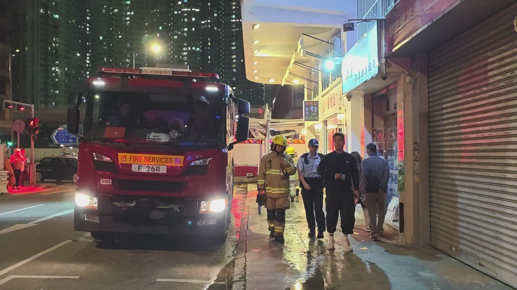 警方消防接報趕至。黃文威攝