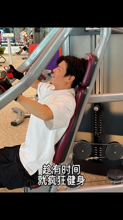 張晉趁有時間便會做gym操練。