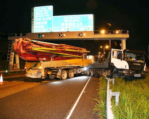 重型拖車失控剷入草坪。