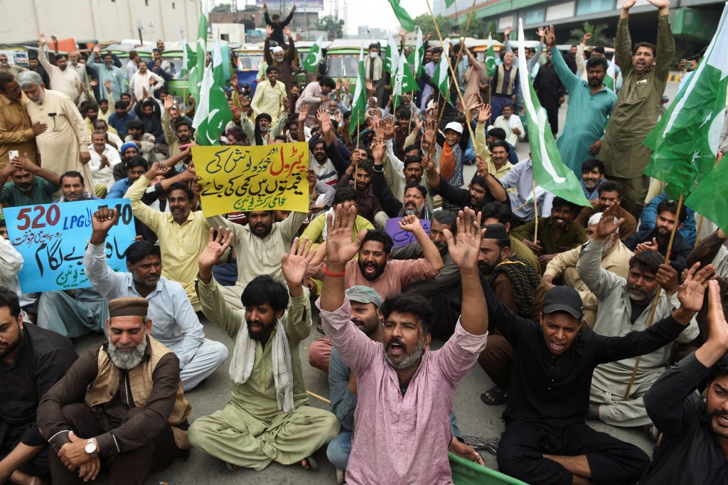在巴基斯坦拉合尔，民众参加抗议活动，反对油价上涨。这场抗议活动正值美国和以色列与伊朗发生冲突之际。 路透社