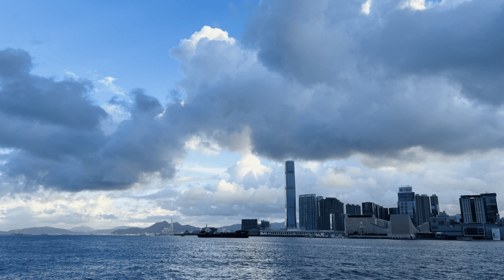 本港地区今日大致多云，有几阵骤雨。蔡楚辉摄