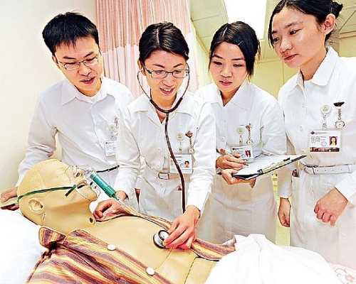在大學聯合招生辦法（JUPAS）中，共有六所院校提供護理學學士學位課程，包括香港大學、香港中文大學、香港理工大學、香港公開大學、東華學院及明愛專上學院。