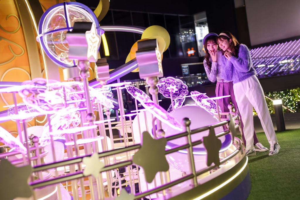 炫目耀眼的13米长「漫星花院」，更有一个个以布甸狗剪影打造的星星发光球，日夜有不同效果，弥漫著浓厚圣诞气氛！（图片来源：新都会广场）