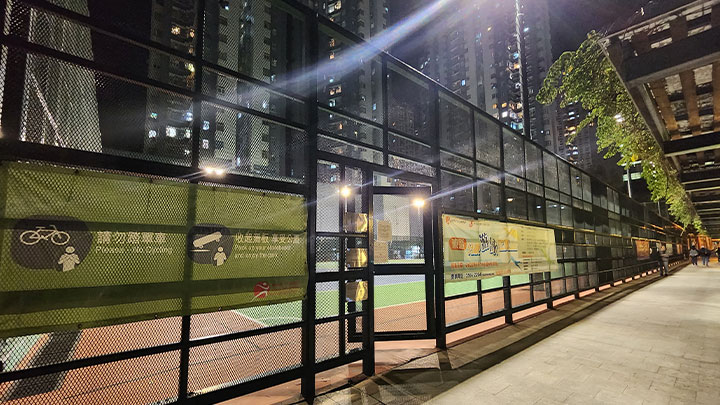 一名65歲外號「摩連奴」的男子踢波期間失禁暈倒，其後被送往醫院搶救。