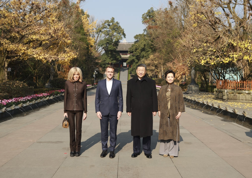 习近平同法国总统马克龙在成都非正式会晤。 新华社