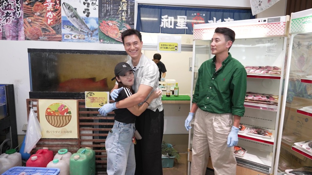 還送上擁抱，𠱁得日本女生甜笑連連。