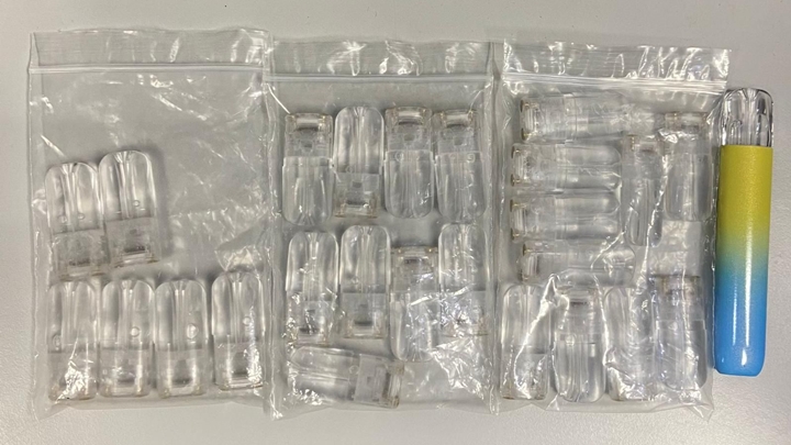 警方檢獲的太空油煙彈及電子煙加熱器。