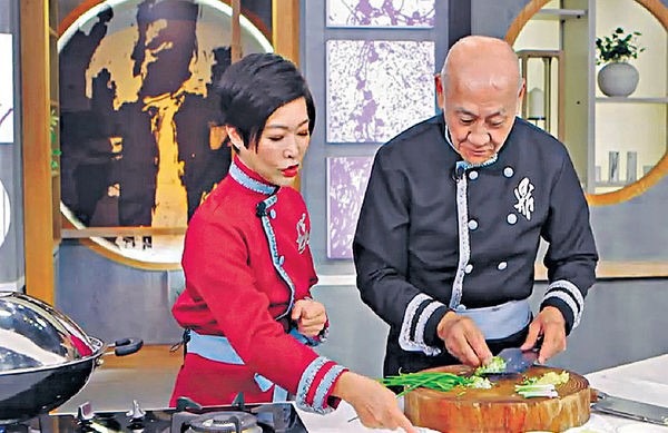 李家鼎（右）2016年起憑《阿爺廚房》系列展現高超廚藝，再攀事業高峰。