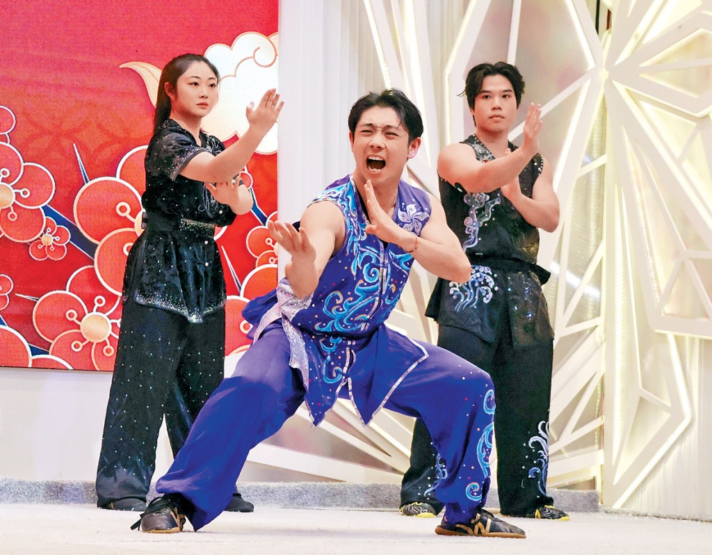 劉子龍兄妹在典禮上表演武技。