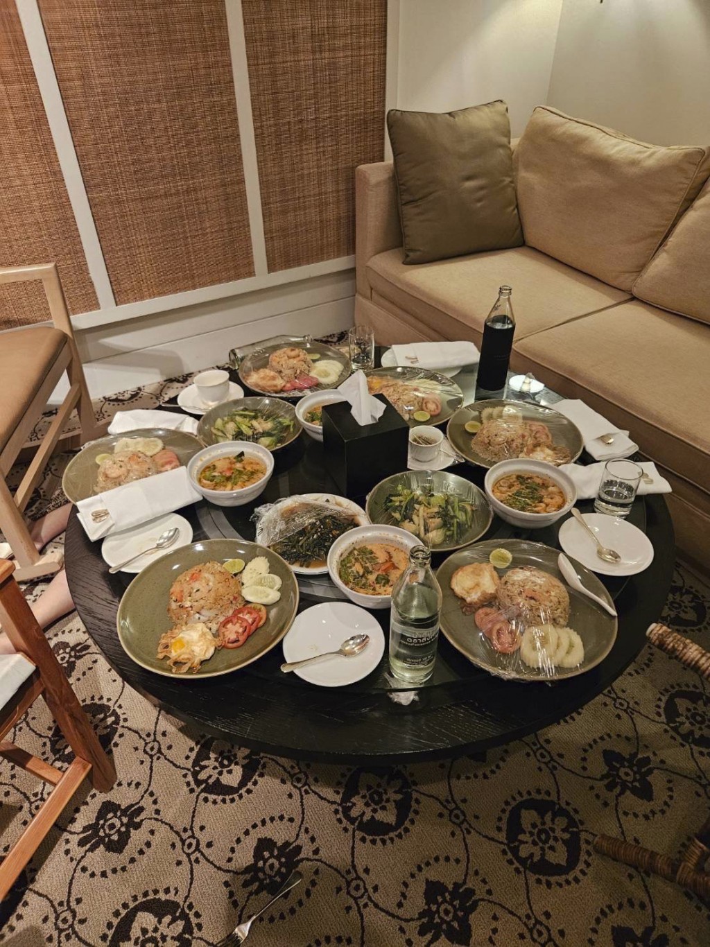 泰国警方发布酒店房内照片，可见满桌食物几乎原封未动。 美联社