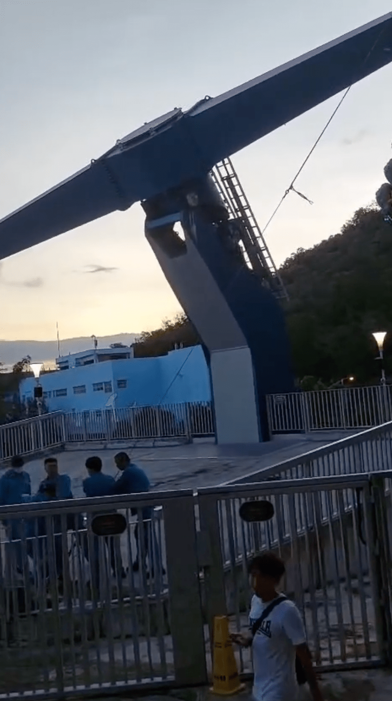 從事主上載的影片,多名消防員在現場進行救援。Thread@kkei_pn8018 從事主上載的影片,多名消防員在現場進行救援。Thread@kkei_pn8018