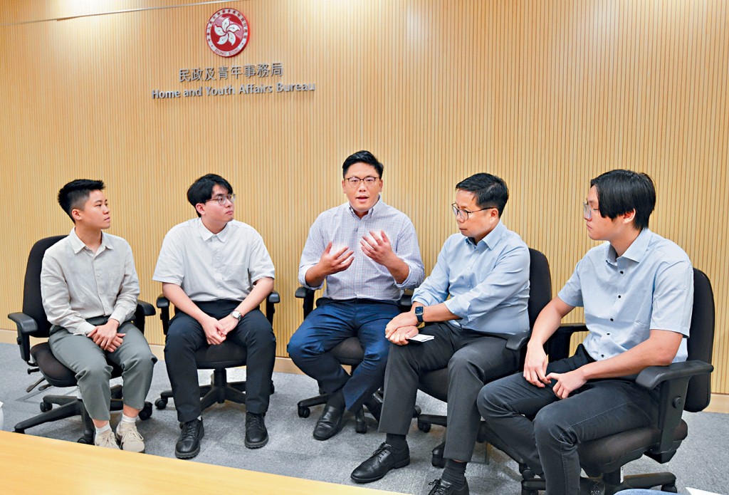 民青局副局長梁宏正(中)及青年專員陳瑞緯(右二),與曾參加實習交流計劃的年輕人交流心得。
