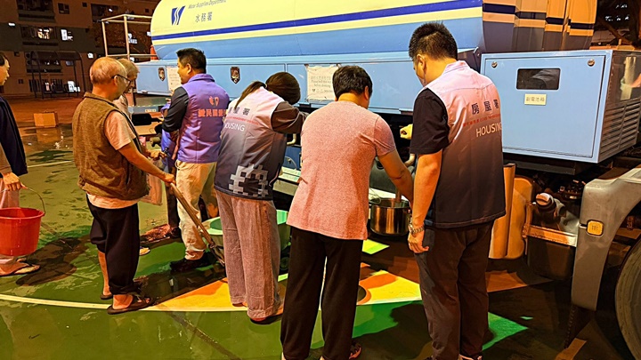 房署人員向居民派發樽裝水。fb：房委會 - 公屋人情風貌