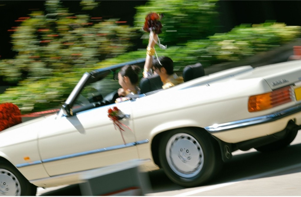 新郎開跑車載着新娘,十分瀟灑 新郎開跑車載着新娘,十分瀟灑