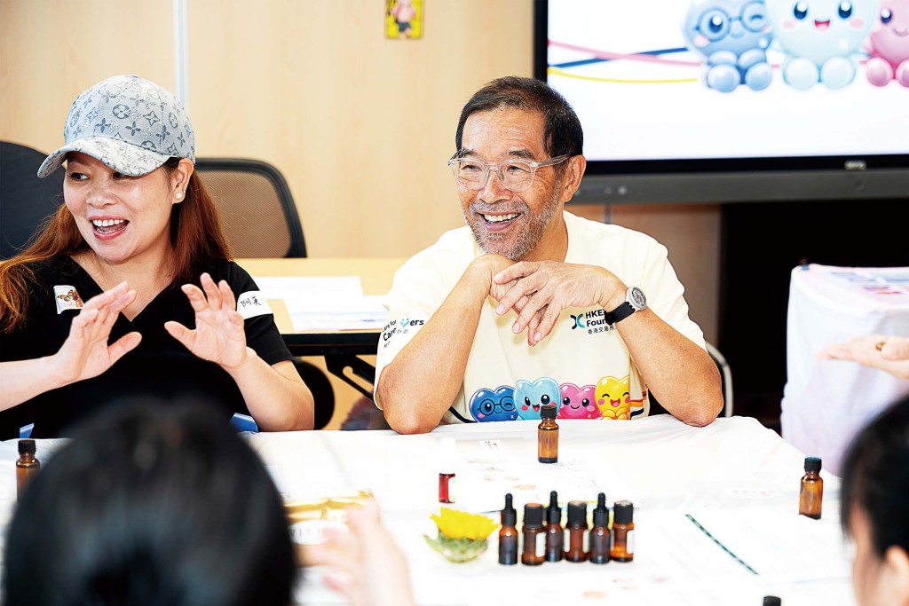 香港交易所主席唐家成參與「照顧者關懷社區日」，以自身經歷勉勵同路人，為觀塘區照顧者送上關懷。